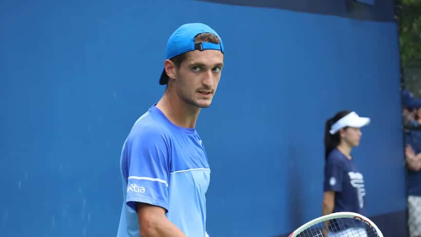 Térence Atmane in azione sul campo da tennis durante il DC Open 2024