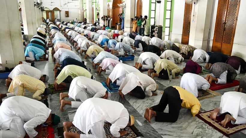 Des fidèles en prière collective lors de l'Aïd al-Adha dans une mosquée
