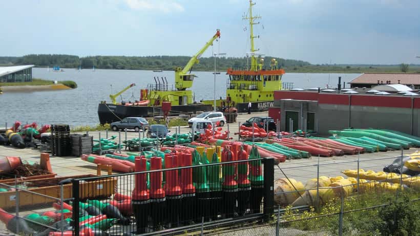 Haven van Lauwersoog, thuisbasis van restaurant Het Booze Wijf aan de Waddenzee