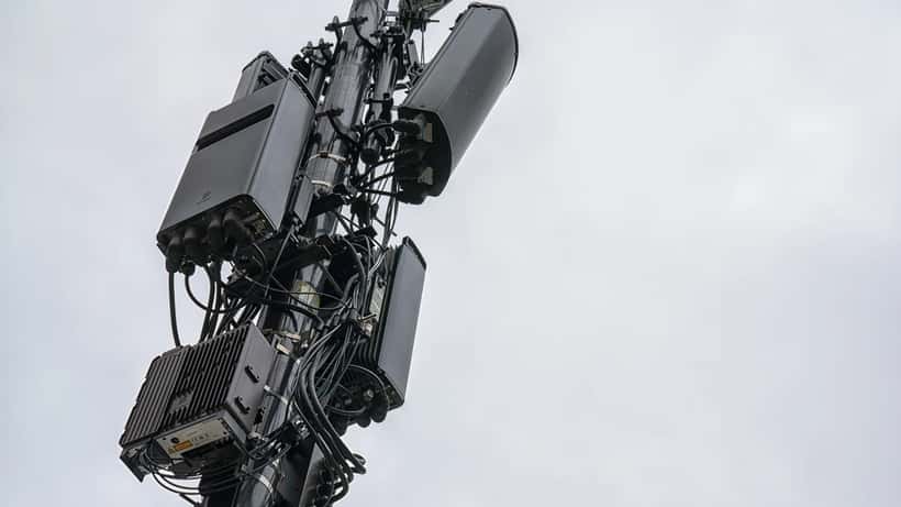 Antenas de un equipo celular 5G en una torre de telefonía móvil estadounidense