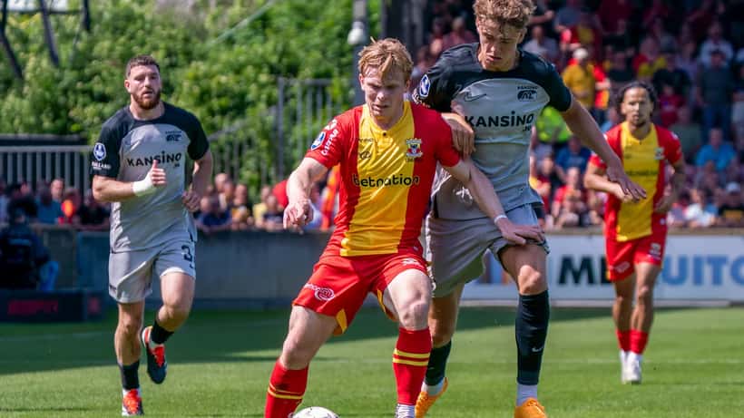 AZ Alkmaar spelers in actie tijdens een Eredivisie-wedstrijd