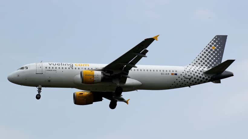 Avion Airbus A320 aux couleurs de Vueling sur le tarmac d'un aéroport espagnol