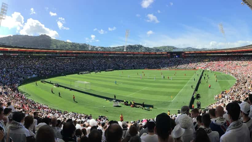 Joueurs de l'équipe de Nouvelle-Zélande (All Whites) en plein match de football