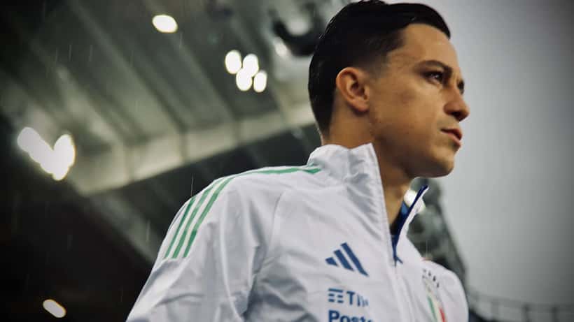 Giacomo Raspadori in azione con la maglia della nazionale italiana durante la partita contro la Norvegia