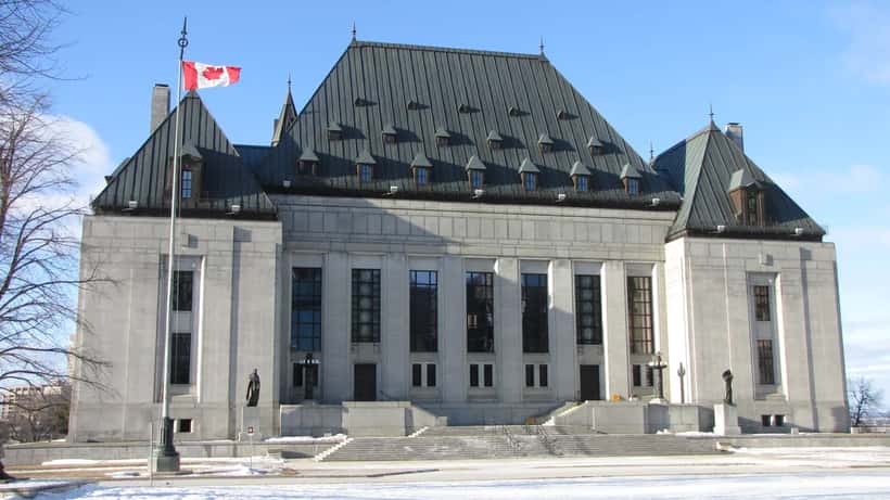 Le bâtiment de la Cour suprême du Canada à Ottawa sous un ciel dégagé