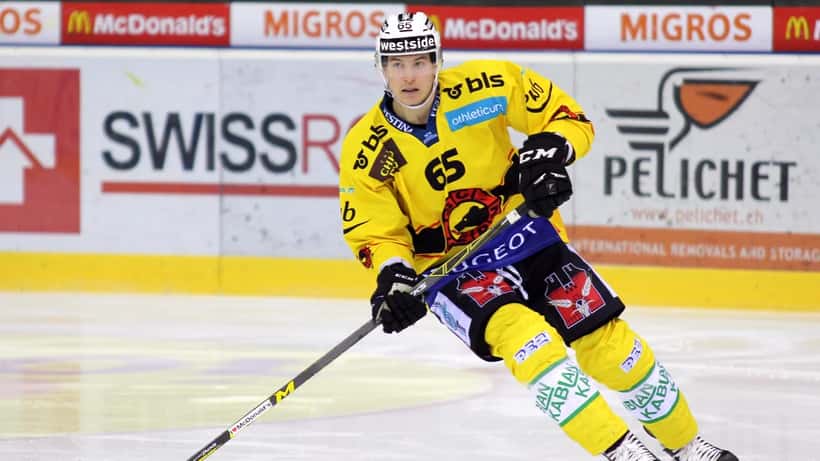 Match de hockey sur glace de la National League entre Genève-Servette et SC Bern, défenseur en action sur la glace