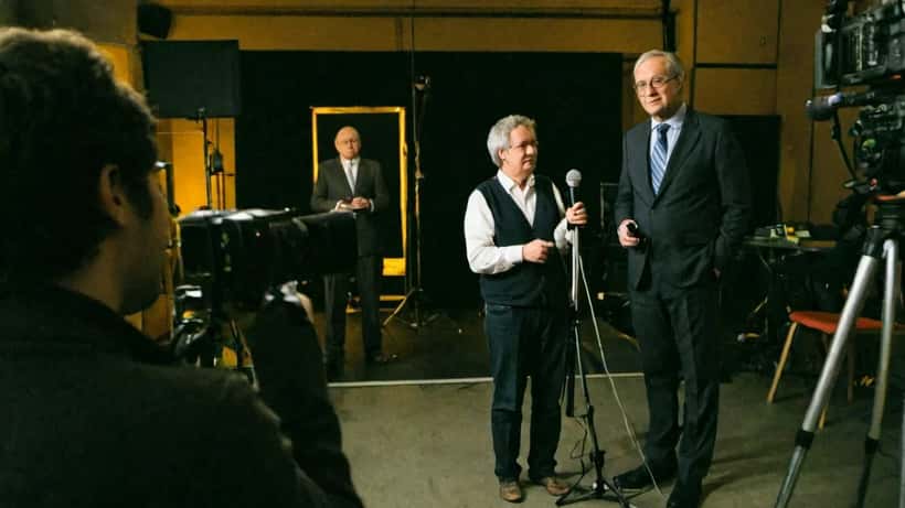 Tv-presentator in studio begeleidt koppel bij relatie-interview