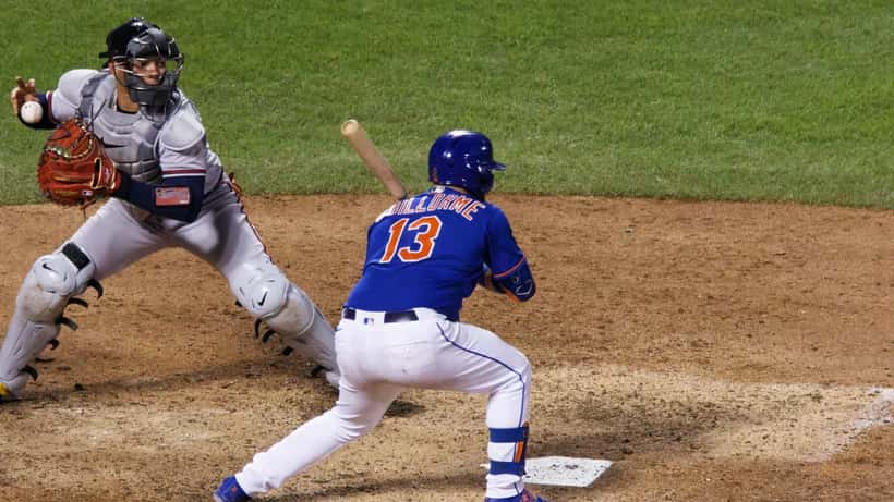 William Contreras cátcher de los Brewers lanzando a la segunda base en partido de MLB 2022