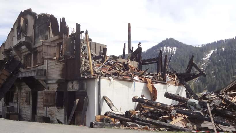 Chalet incendié en Suisse, bâtiment avec dommages causés par le feu en Valais