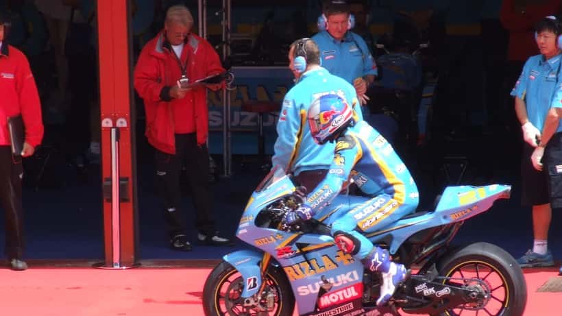 Mécanicien MotoGP travaillant sur une moto dans le garage du circuit du Mugello