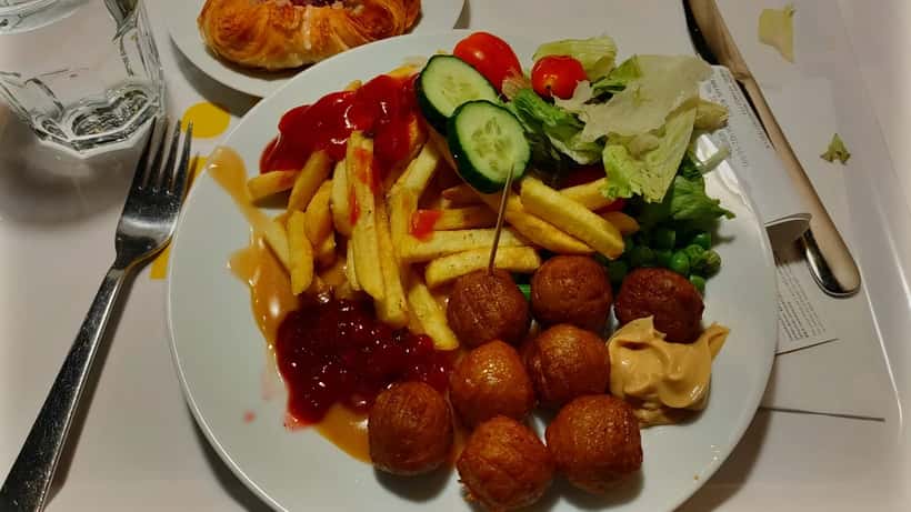 IKEA:n vegetaariset lihapullat tarjoiltuna Vantaan myymälässä