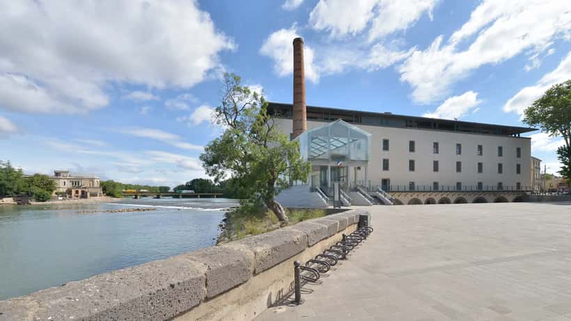 Vue de la rivière Hérault traversant la ville historique d'Agde dans l'Hérault