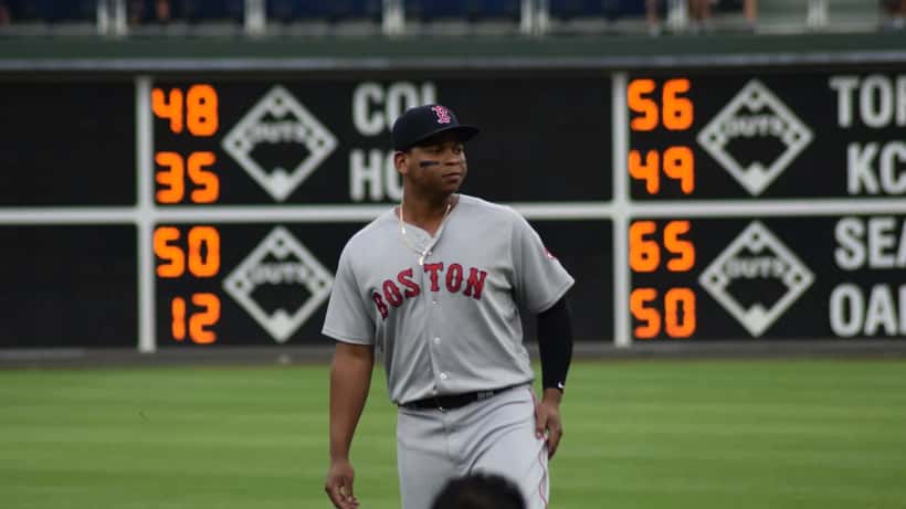 Rafael Devers en calentamiento de béisbol, jugador profesional MLB