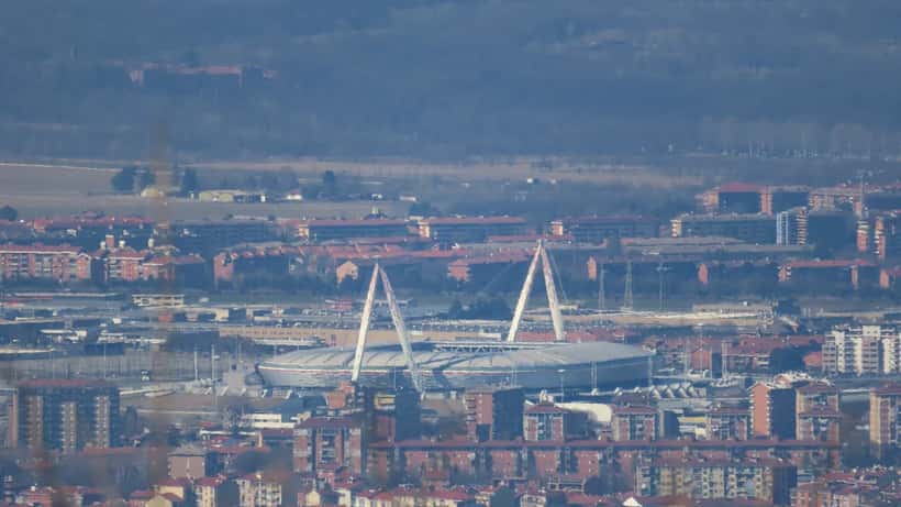 Vista aerea dell'Allianz Stadium di Torino, sede della Juventus, illuminato al tramonto