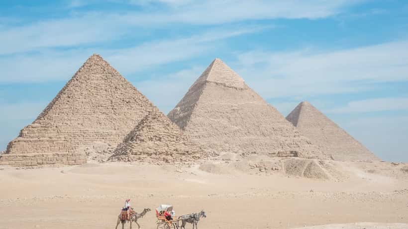Les pyramides de Gizeh avec des touristes, destination Égypte en 2026