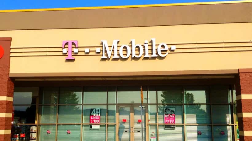 Tienda T-Mobile en Estados Unidos con logotipo rosa característico