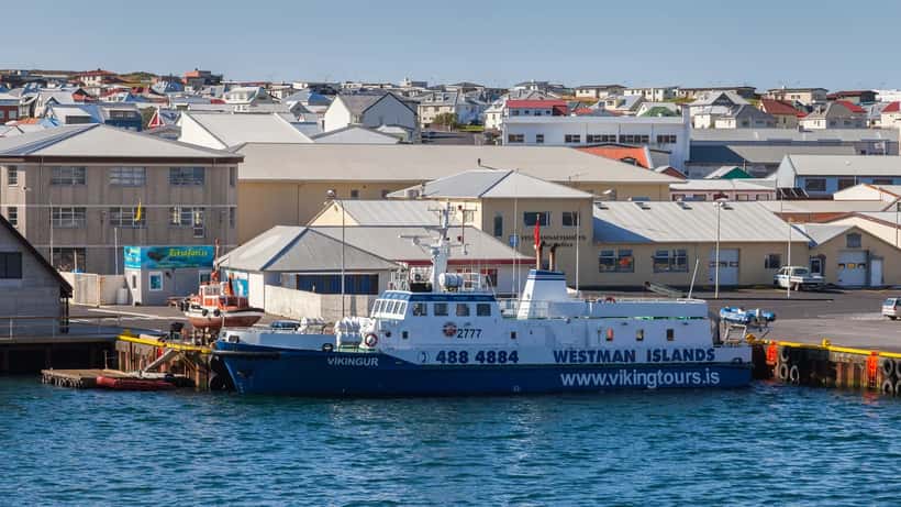 Höfn Vestmannaeyja með skipum við bryggju