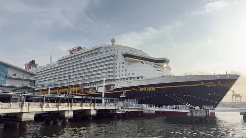 Barco de Disney Cruise Line navegando en aguas abiertas, visto desde el exterior