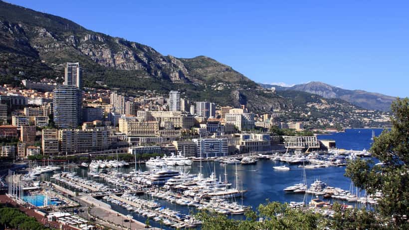 Vista panorâmica de Monte Carlo, Mônaco, com o porto e os edifícios ao fundo