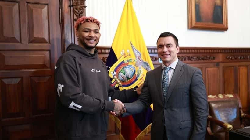 Michael Morales peleador ecuatoriano de la UFC saludando en Quito 2025