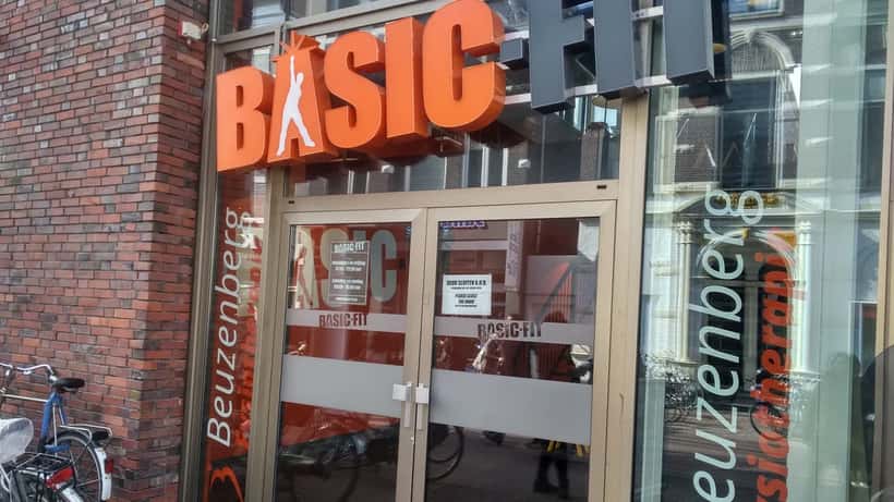 Interieur van een Basic-Fit sportschool in Groningen met fitnessapparatuur