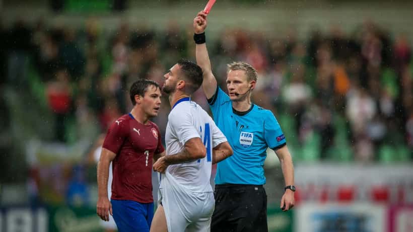 Fotballdommer viser rødt kort under U21-kamp i europeisk fotball