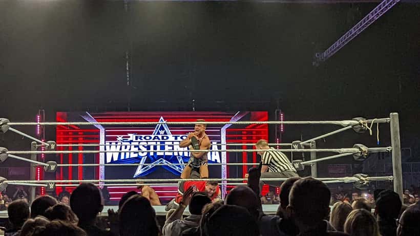 Spectateurs lors d'un événement WWE Road to WrestleMania à Toronto