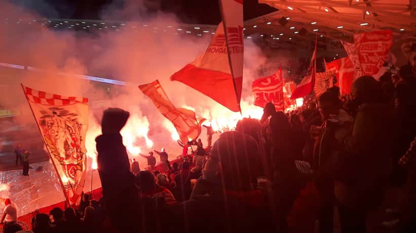 FC Rot-Weiß Erfurt Fans mit Pyrotechnik im Stadion – Kampf für Ligareform 2026