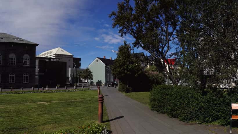 Alþingi Íslendinga og Dómkirkja í Reykjavík, tákn íslensks lýðræðis og stjórnmálalegrar stefnumótunar