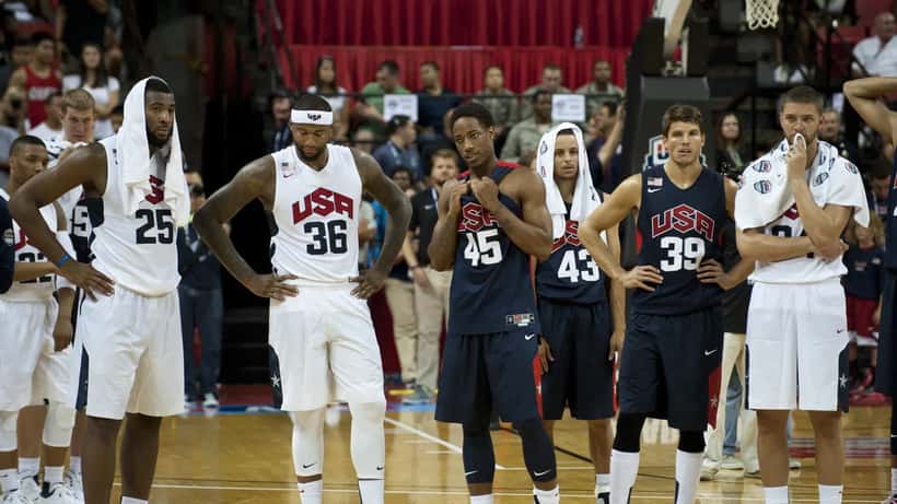 Giocatori di basket reagiscono a un infortunio durante una partita