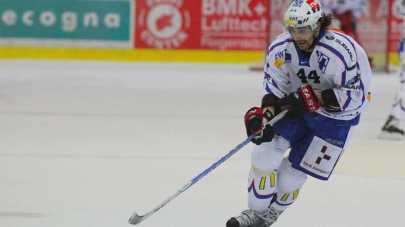 Andres Ambühl, joueur de hockey du HC Davos, en action sur la glace