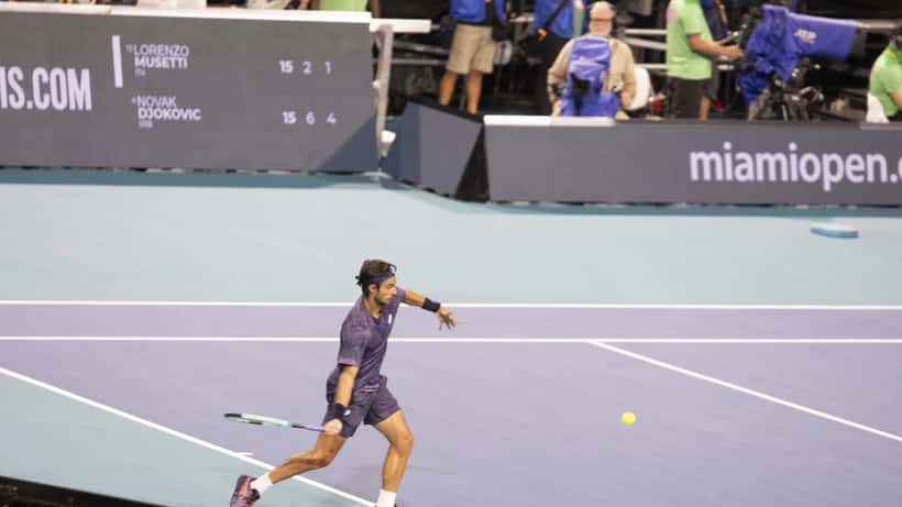 Lorenzo Musetti in azione sul campo da tennis durante il torneo di Miami Open 2025