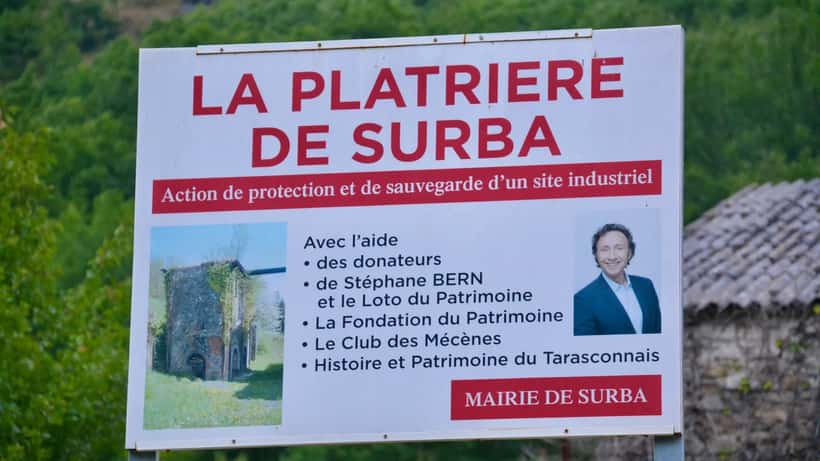 Panneau de la Mission Bern sur le site des Plâtrières de Surba, patrimoine historique français