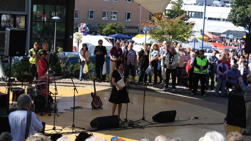 Paula Koivuniemi esiintymässä lavalla