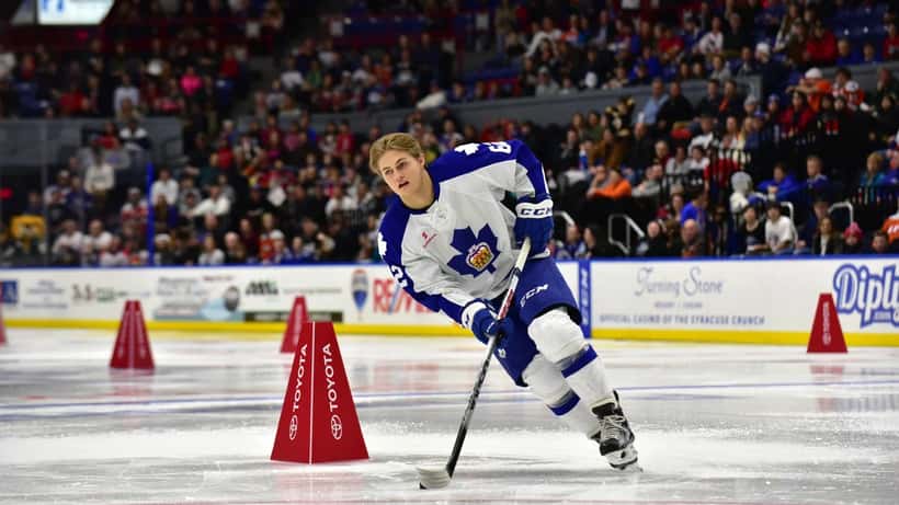 Ishockeyspelaren William Nylander på isen för Toronto Maple Leafs