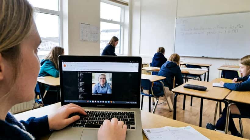 Kennari notar gervigreindartæki á fartölvu í íslenskum skólasal