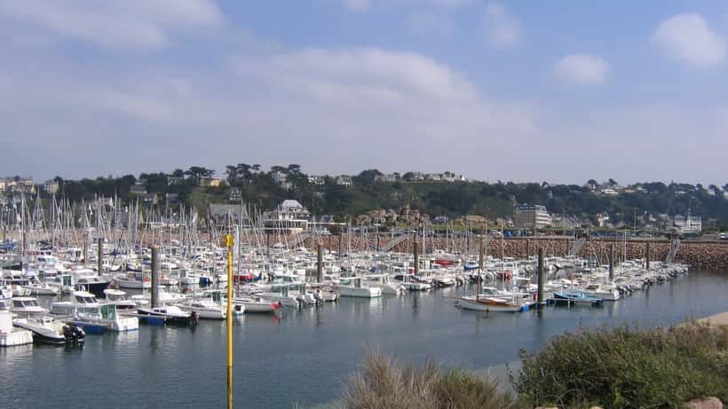 La marina de Trébeurden en Bretagne, station touristique des Côtes-d'Armor