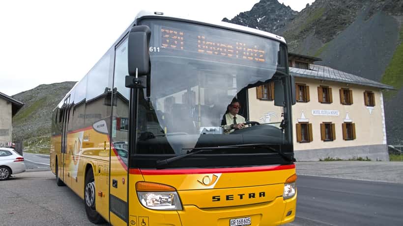 Bus traversant le col du Flüelapass en été, paysage alpin des Grisons en Suisse