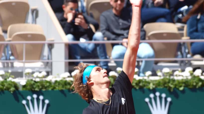 Alexander Zverev en action sur le court Chatrier à Roland Garros, Paris