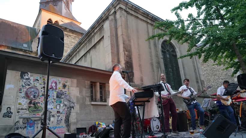 Concert en plein air dans une rue de Reims lors de la Fête de la Musique, ambiance festive et musiciens