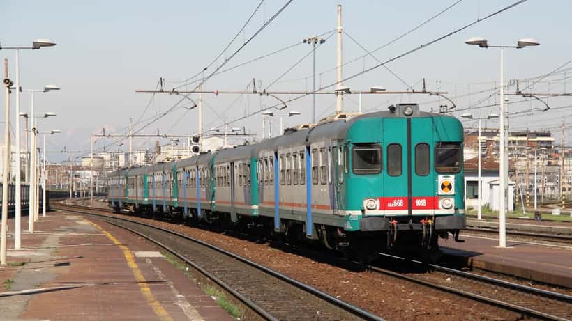 Treno alla stazione di Milano Greco Pirelli con banchine e binari