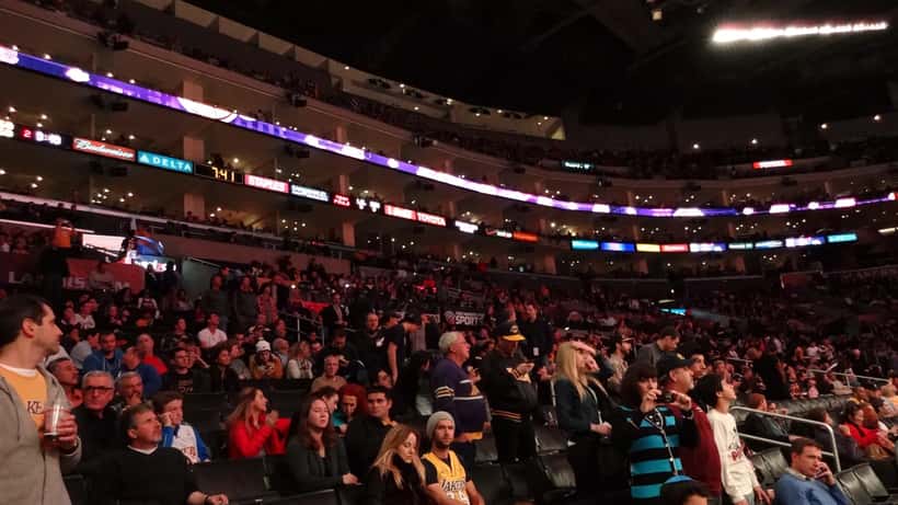 Jogadores dos Denver Nuggets disputando lance durante partida da NBA