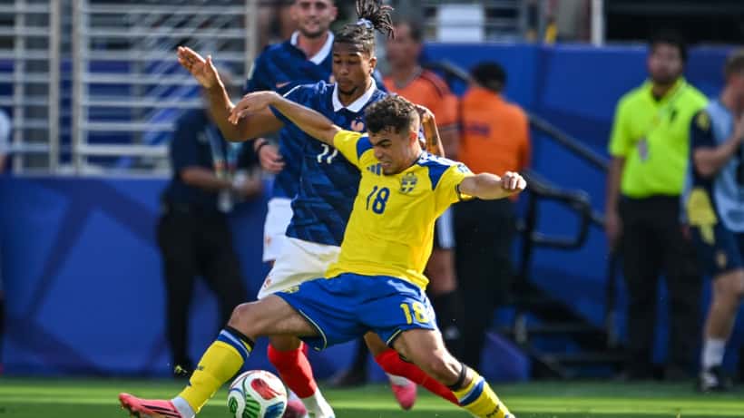 Yasin Ayari i svensk fotbollsdräkt under VM 2026 mötet Frankrike Sverige