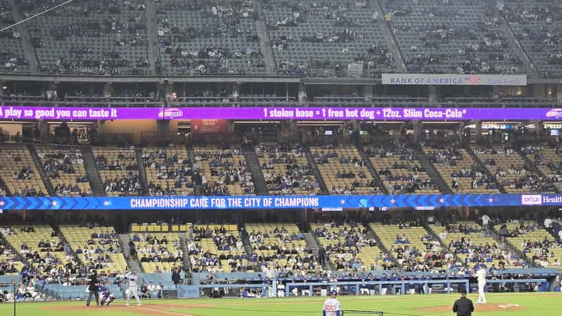 Jugador de los Dodgers de Los Ángeles lanzando en el campo durante la temporada 2026