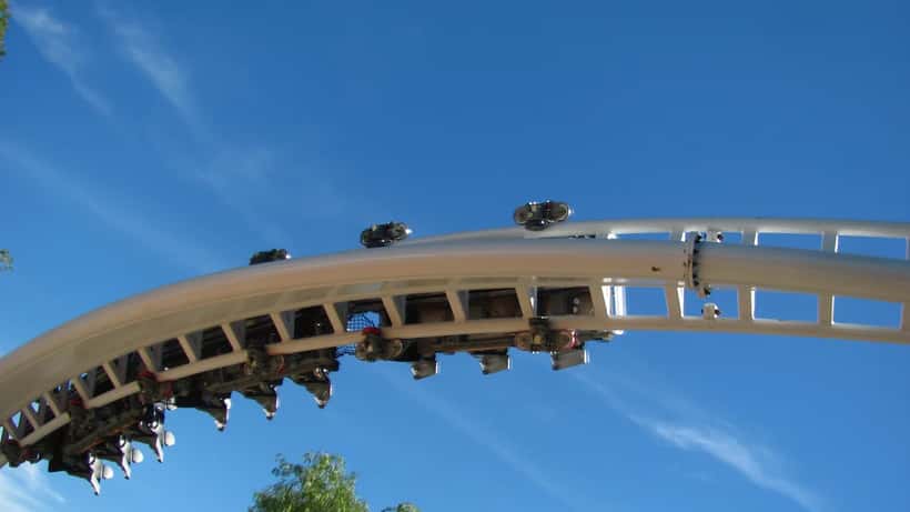 Fornøyelsespark med berg-og-dalbane ved Six Flags Magic Mountain i California