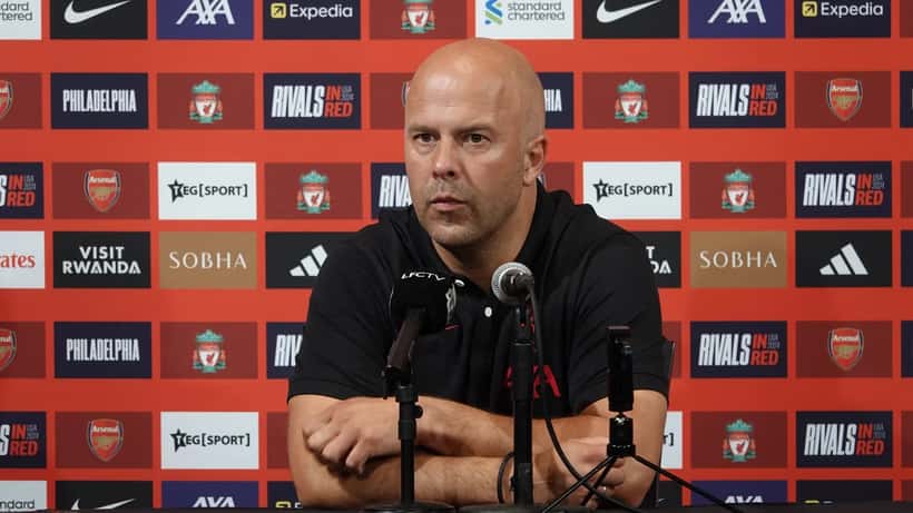 Arne Slot, entrenador del Liverpool FC, en el banquillo durante un partido de la Premier League