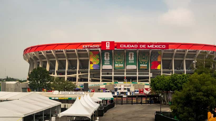 Vista aérea do Estádio Azteca iluminado durante a Copa do Mundo 2026 na Cidade do México