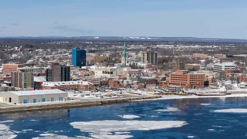 Skyline de Trois-Rivières au Québec avec des bâtiments en construction