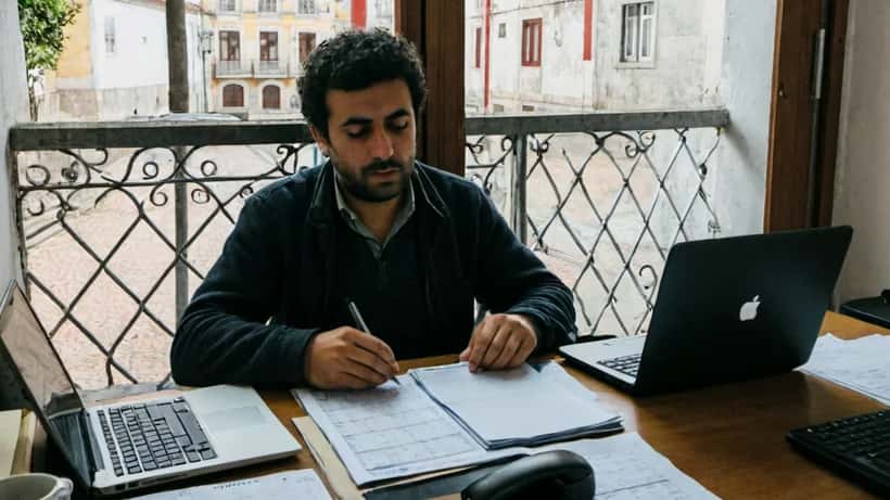 Empresário português a analisar documentos financeiros relacionados com o impacto das tarifas americanas nas exportações