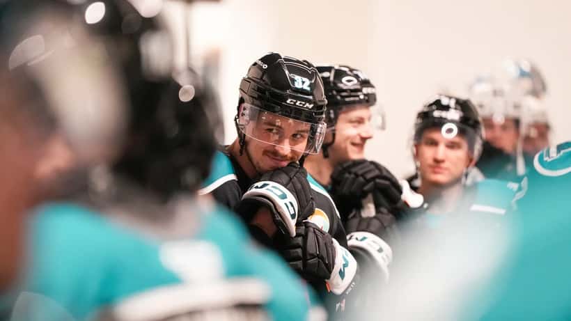 Ishockeyspelare på isen under AHL All-Star-tävling 2024